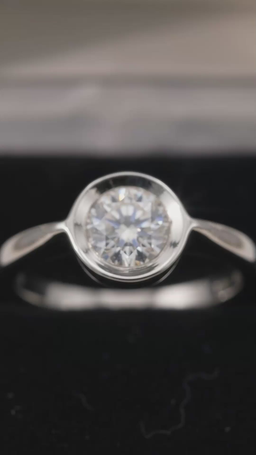 R04A CZ. Diamond Luking Close Setting Adjexttable Ring